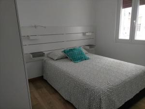 a bedroom with a bed and a mirror at Piso recién reformado con balcón in Haro