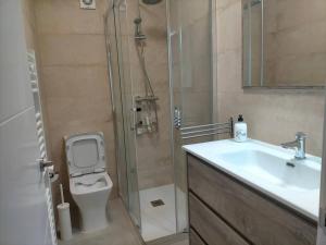 een badkamer met een douche, een wastafel en een toilet bij Piso recién reformado con balcón in Haro
