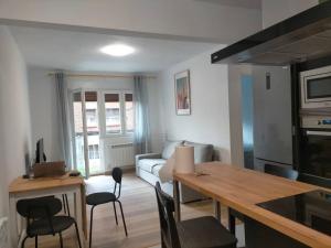 a kitchen and living room with a table and chairs at Piso recién reformado con balcón in Haro