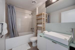 Ένα μπάνιο στο Exec 2BR 2BTH w Million Dollar View of CN tower +46 φωτογραφίες