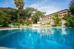 ein großer Pool vor einem Hotel in der Unterkunft Olissippo Lapa Palace – The Leading Hotels of the World in Lissabon