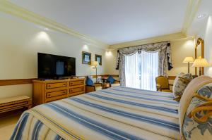 TV a/nebo společenská místnost v ubytování Olissippo Lapa Palace – The Leading Hotels of the World
