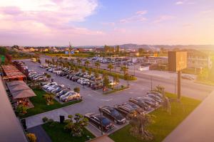 uma vista aérea de um parque de estacionamento com carros em Nirvana Resort & Spa em Fushë-Krujë