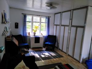 sala de estar con mesa, sillas y ventana en Lägenhet naturnära i Henån en Henån