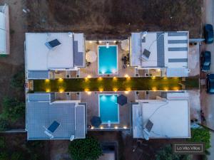 una vista aérea de una casa con piscina en LaVitaVillas, en Mitikas