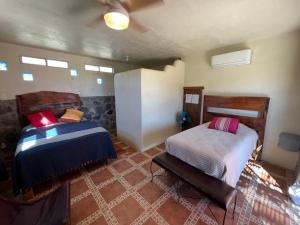 1 dormitorio con 2 camas en una habitación en Casa Concepción, en Punta Arena