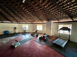 un gimnasio con varios equipos de ejercicio en una habitación en Casa Concepción, en Punta Arena