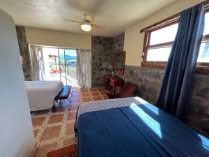 1 dormitorio con 1 cama y 1 habitación con ventana en Casa Concepción, en Punta Arena