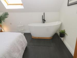 Katil atau katil-katil dalam bilik di Bodlywydd Fawr - Annexe +20 gambar