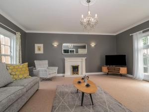 uma sala de estar com um sofá e uma lareira em Cherry Tree House em Highbridge