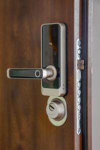 klamka drzwi z wyskakującą komórką w obiekcie Apartament Alpaka 2 w Lidzbarku Warmińskim