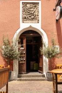 Zugang zu einem Gebäude mit einem Torbogen und einer Tür in der Unterkunft Hotel am Fischmarkt in Konstanz
