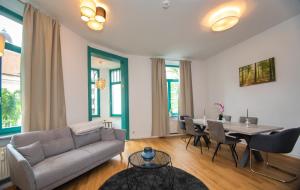 een woonkamer met een bank en een tafel bij Room&Go: Zentral - Terrasse - Weber Grill in Halle an der Saale