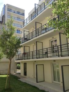un edificio de apartamentos con balcones y un árbol en Résidence Provence, en Marsella