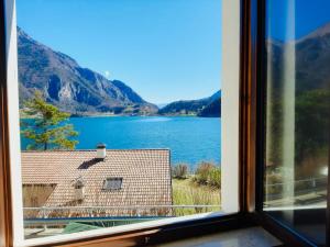 Elle offre une vue sur le lac depuis sa fenêtre. dans l'établissement Casa Maria, à Ledro