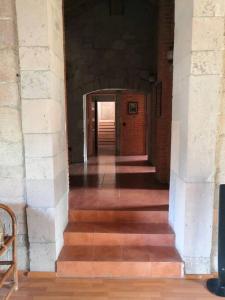 a hallway of a building with stairs and a door at Hermosa cabaña en Amealco centro in Amealco