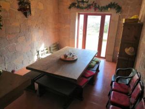 a wooden table and chairs in a room at Hermosa cabaña en Amealco centro in Amealco
