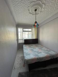 a bedroom with a bed in a room with a ceiling at Kumburgaz Sahilde, Sitede, Konforlu, Manzaralı Klimalı Daire in Buyukcekmece