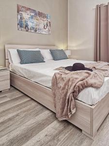 Un dormitorio con una cama grande con una manta. en Flat 252 Sorrento Apartments, en Sant'Agnello