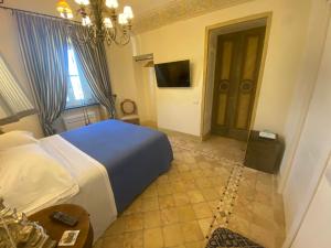 una camera con un letto e una televisione di Casa Raiola by CapriRooms a Capri