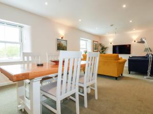 een eetkamer en een woonkamer met een tafel en stoelen bij Lemon Tree in Falmouth