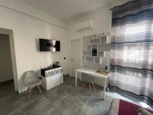 ein Wohnzimmer mit einem Tisch und einem Schreibtisch in der Unterkunft a due passi da San Pietro in Rom