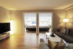 uma sala de estar com um sofá e uma cama em Beautiful apartment with 3 bedrooms em Sogndal