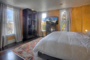 1 dormitorio con 1 cama, TV y ventanas en 185 W Park Avenue en Durango