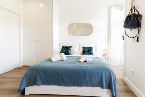 1 dormitorio con 1 cama con edredón azul en Guest H4U - Porto Bonfim Heroismo, en Oporto
