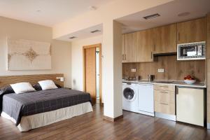 a bedroom with a bed and a washing machine at Lagares de Riooja-Briñas in Briñas