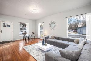 sala de estar con sofá y mesa en 921 W Mill Ave, en Coeur d'Alene