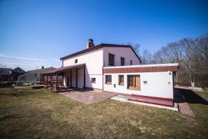 una grande casa bianca con un ampio cortile di Ubytování U Vávrů a Jižná