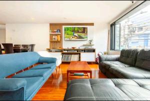 un soggiorno con divano e tavolo di Nice room in Chapinero alto a Bogotá