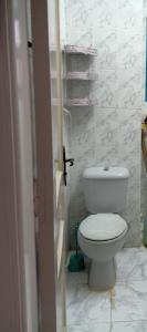 bagno con servizi igienici bianchi e pareti in marmo di Rivera Beach 1 - Ras Sedr a Ras Sedr