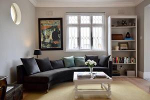 Una sala de estar con un sofá y una mesa de café. en Spacious 3 Bedroom Home Green Point, en Ciudad del Cabo