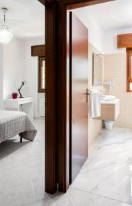 a bathroom with a sink and a toilet and a mirror at SUITE SPEEDY vicino Aeroporto 4 - 6 posti letto in Fiumicino