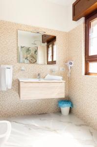 ein Bad mit einem Waschbecken und einem Spiegel in der Unterkunft SUITE SPEEDY vicino Aeroporto 4 - 6 posti letto in Fiumicino