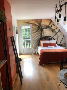 1 dormitorio con 1 cama con pared de tela de araña en Belle Chambre Double ORANGE Tout Bonnement Bien en Putot-en-Auge