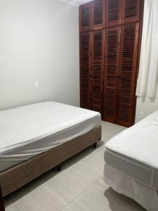 Ένα ή περισσότερα κρεβάτια σε δωμάτιο στο Cobertura 3 dormitórios, 2 vagas, churrasqueira, Wi-fi free, Lázaro Ubatuba