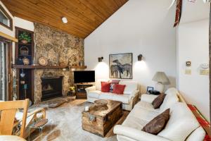 uma sala de estar com um sofá e uma lareira em Spruce Way 4 Vail Colorado em Vail