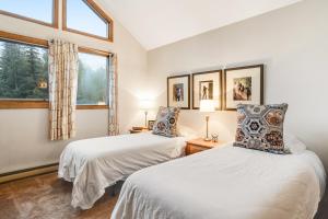 duas camas num quarto com duas janelas em Spruce Way 4 Vail Colorado em Vail