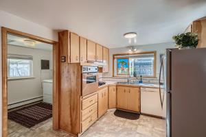 eine Küche mit Holzschränken und einem Kühlschrank aus Edelstahl in der Unterkunft 3550 S Emerson St in Englewood