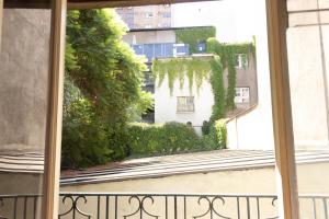 una ventana de un edificio con vistas en BBCasita en Santiago