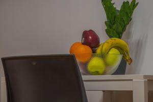 eine Schale Obst auf einem Schreibtisch mit einem Laptop in der Unterkunft Bed and breakfast Venice Friends in Mestre