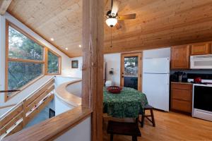 eine Küche und ein Esszimmer mit einem Tisch in einem winzigen Haus in der Unterkunft CR 213 - 2 Bedroom in Durango