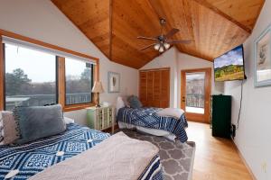1 dormitorio con 2 camas y ventilador de techo en CR 213 - 2 Bedroom, en Durango