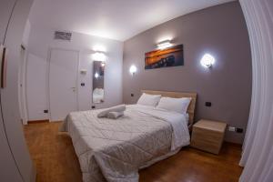 um quarto com uma cama grande num quarto em Bed and breakfast Venice Friends em Mestre