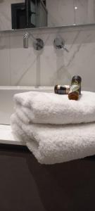 Un lavabo de baño con toallas y una botella de alcohol. en Diamond Light Apartments, en Nikiti 32 fotos más