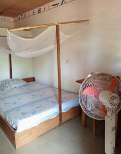 1 dormitorio con litera y ventilador en Jardin Nature, en Bopa