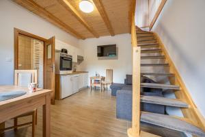 una scala a chiocciola in un soggiorno con cucina di APARTAMENTY STODOŁA a Jezierzany